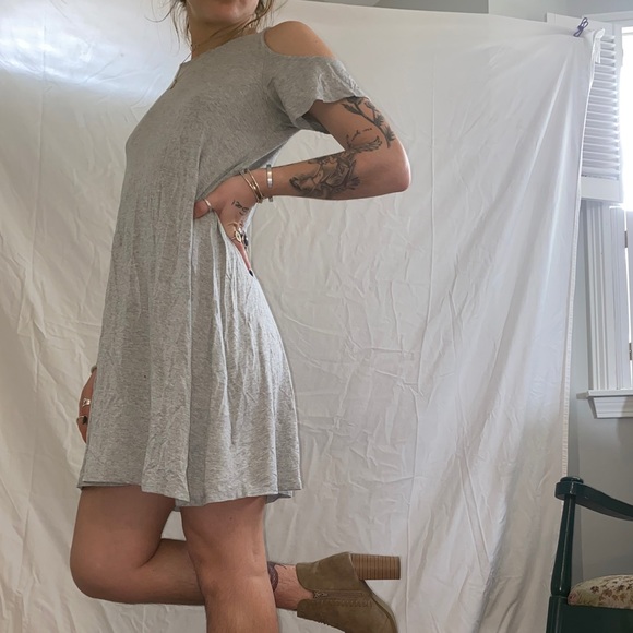 Grey cold shoulder flowy dress - Picture 3 of 3